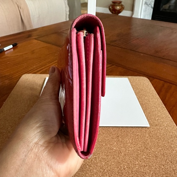 Louis Vuitton Vernis Sara Wallet, Pinkish Red Color - Picture 3 of 12